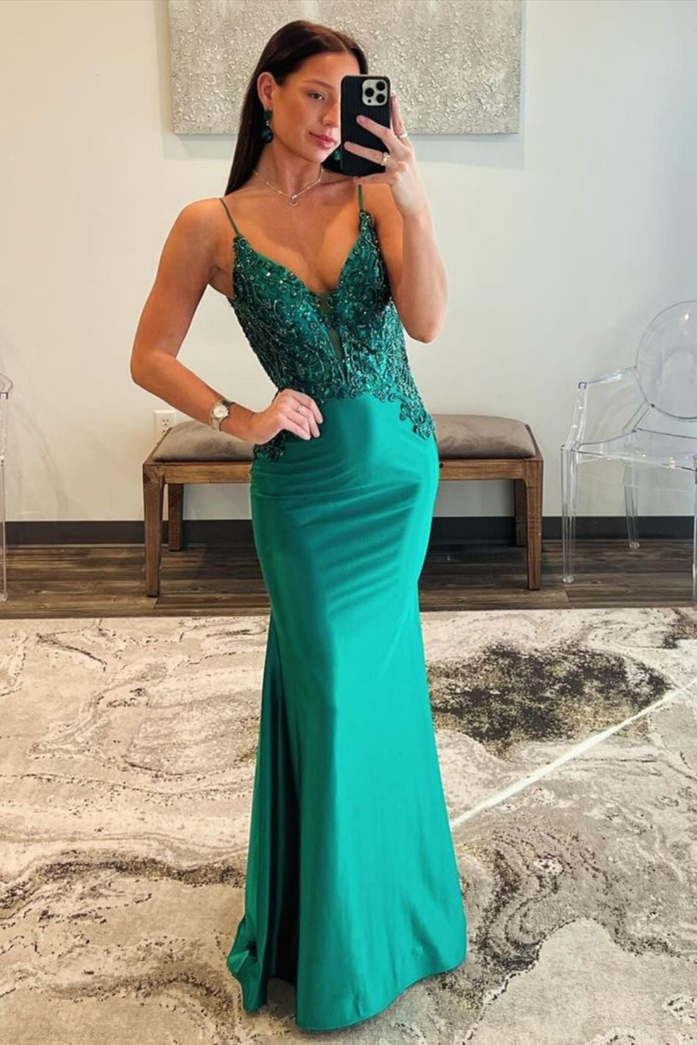 Robe de bal sirène en satin vert foncé à fines bretelles et dos ouvert