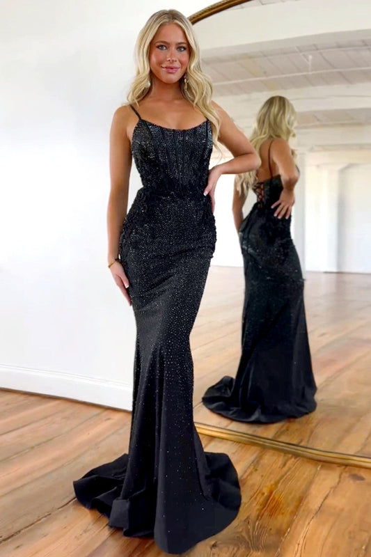 Robe de bal longue noire sirène à bretelles spaghetti perlées et pailletées, laçage au dos