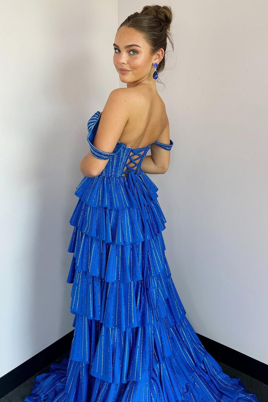 Robes de bal longues bleu roi coupe évasée, ornées de perles, épaules dénudées