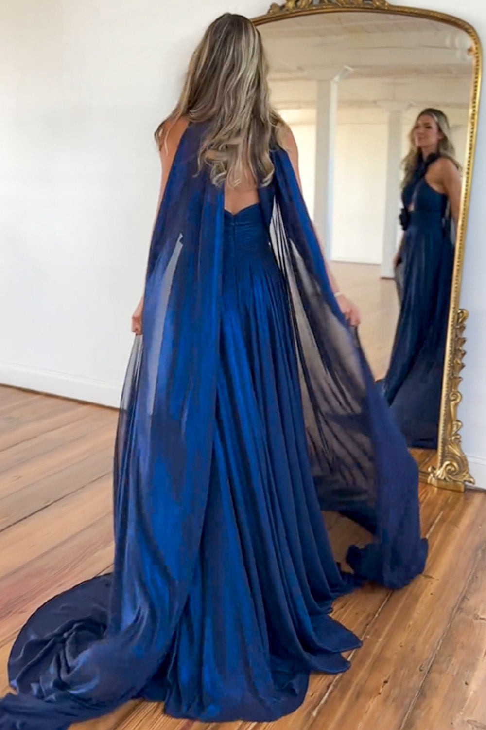 Robes de bal longues en satin bleu marine trapèze à col licou
