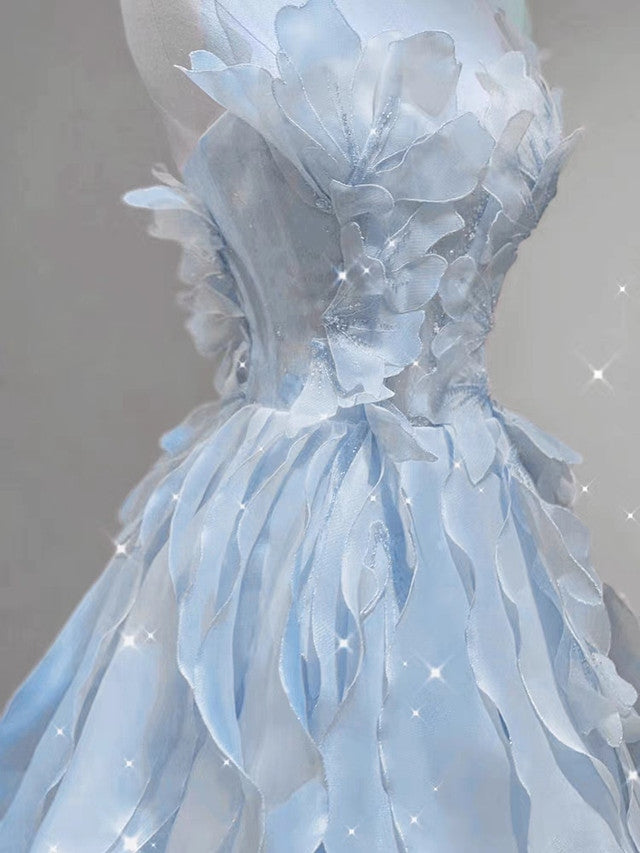 Robe de bal en tulle bleu avec décolleté illusion et appliqués