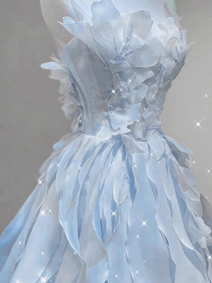Robe de bal en tulle bleu avec décolleté illusion et appliqués