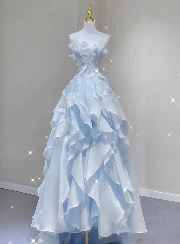 Robe de bal en tulle bleu avec décolleté illusion et appliqués