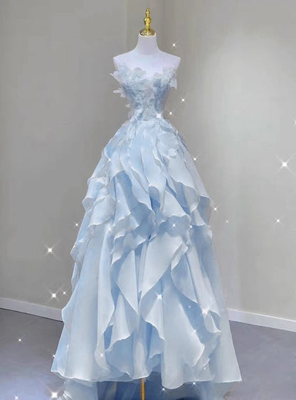Robe de bal en tulle bleu avec décolleté illusion et appliqués