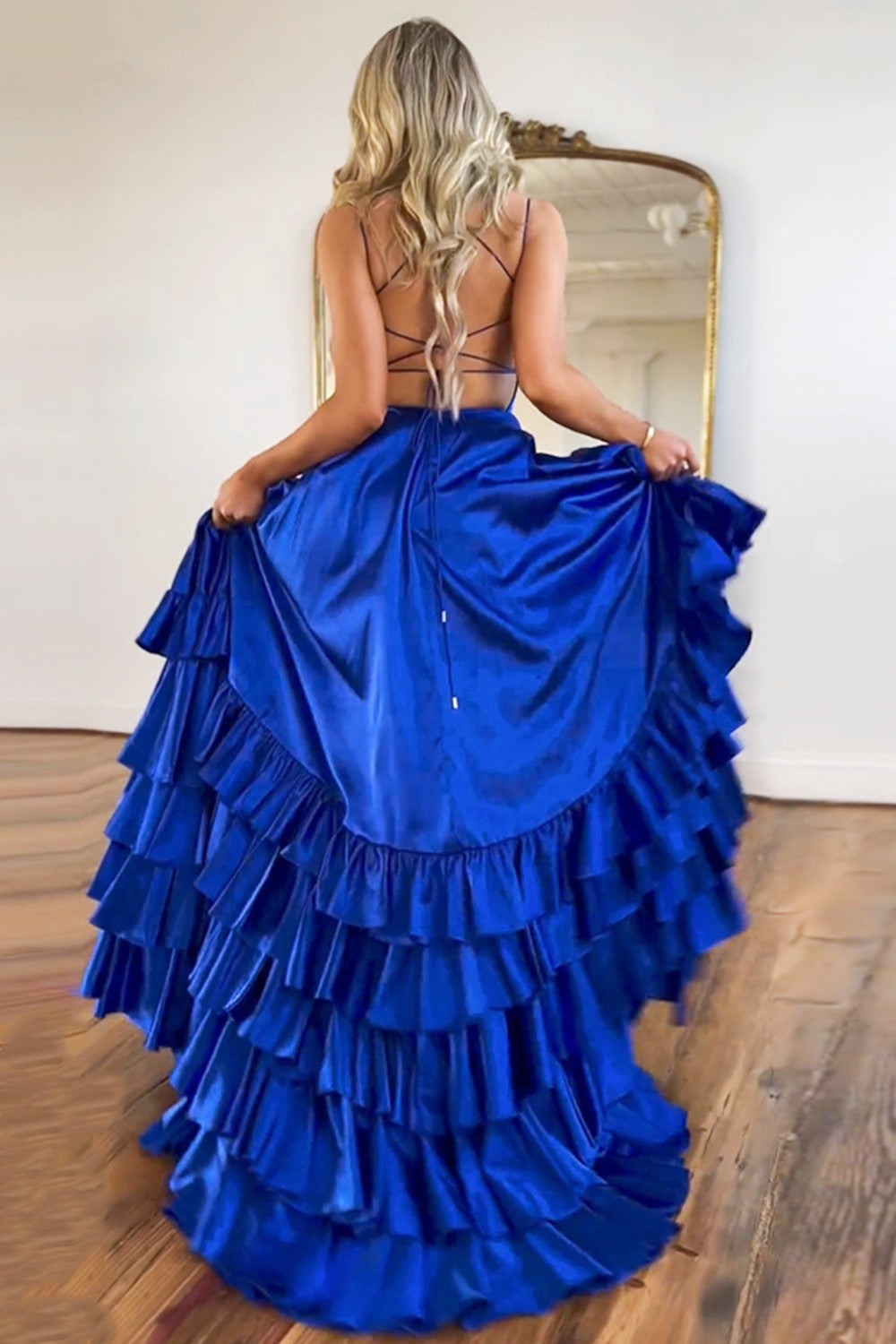 Robes de bal longues en satin bleu roi coupe trapèze à lacets et fines bretelles