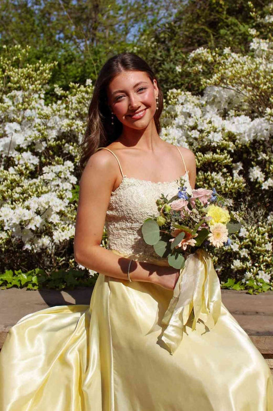 Robes de bal longues trapèze jaunes à bretelles spaghetti et appliques