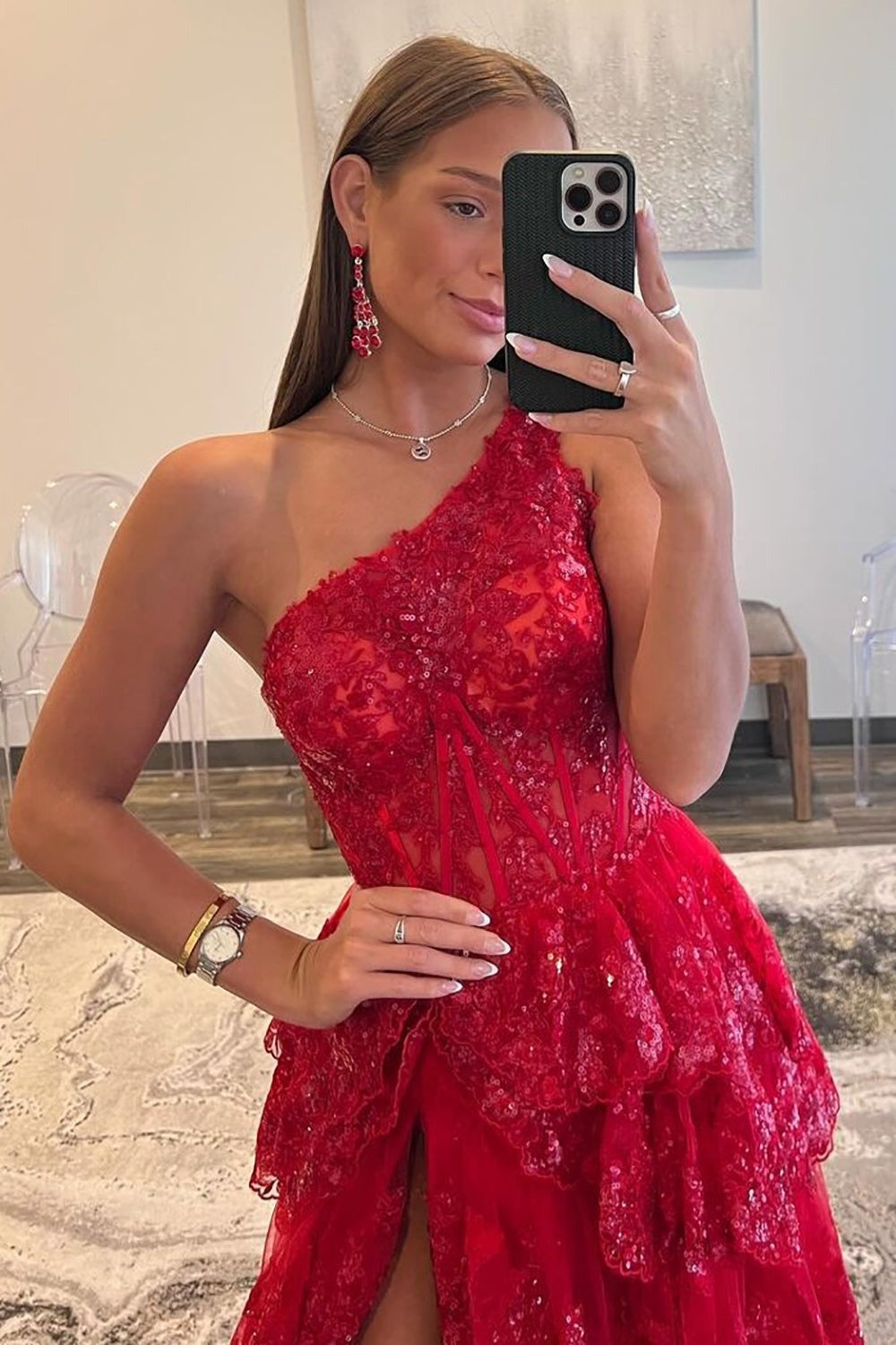 Robe de bal longue rouge foncé trapèze à paillettes, asymétrique et à volants