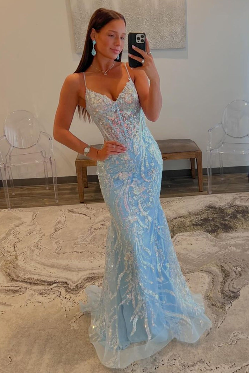 Robes de bal sirène en sequins bleu clair à bretelles fines et traîne.