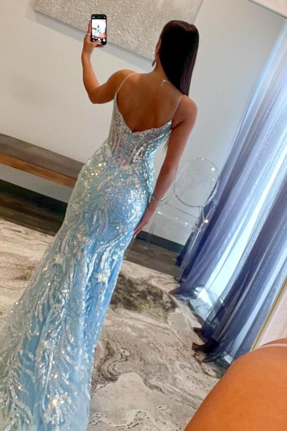 Robes de bal sirène en sequins bleu clair à bretelles fines et traîne.