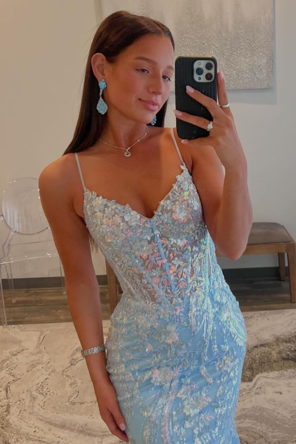 Robes de bal sirène en sequins bleu clair à bretelles fines et traîne.