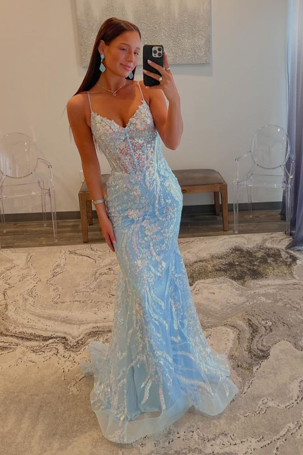 Robes de bal sirène en sequins bleu clair à bretelles fines et traîne.
