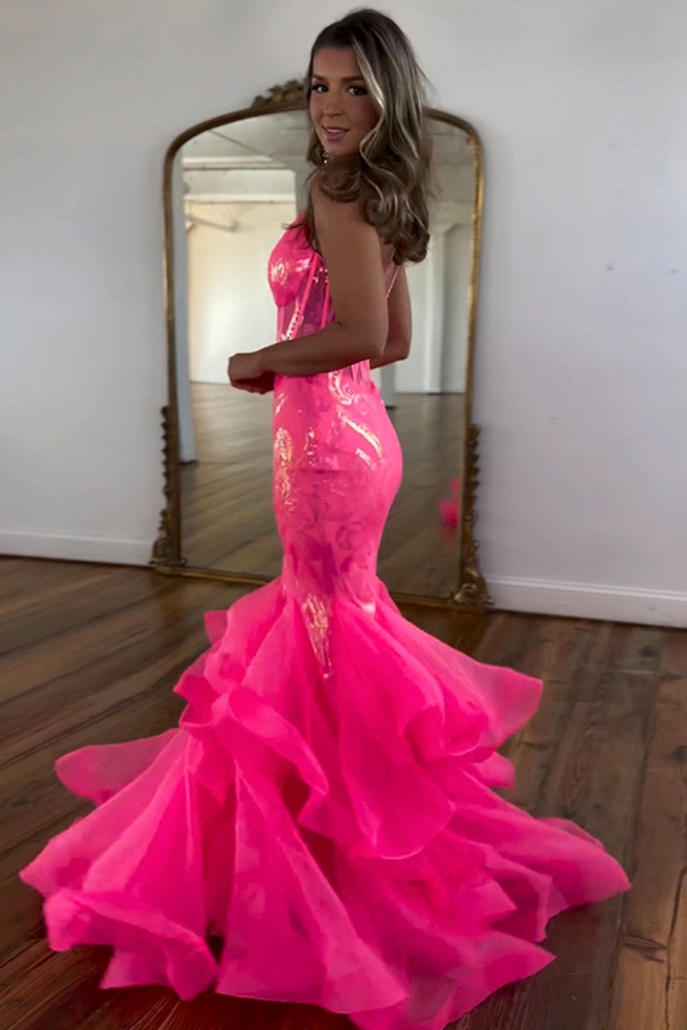 Robe de bal longue sirène à fines bretelles en sequins rose vif