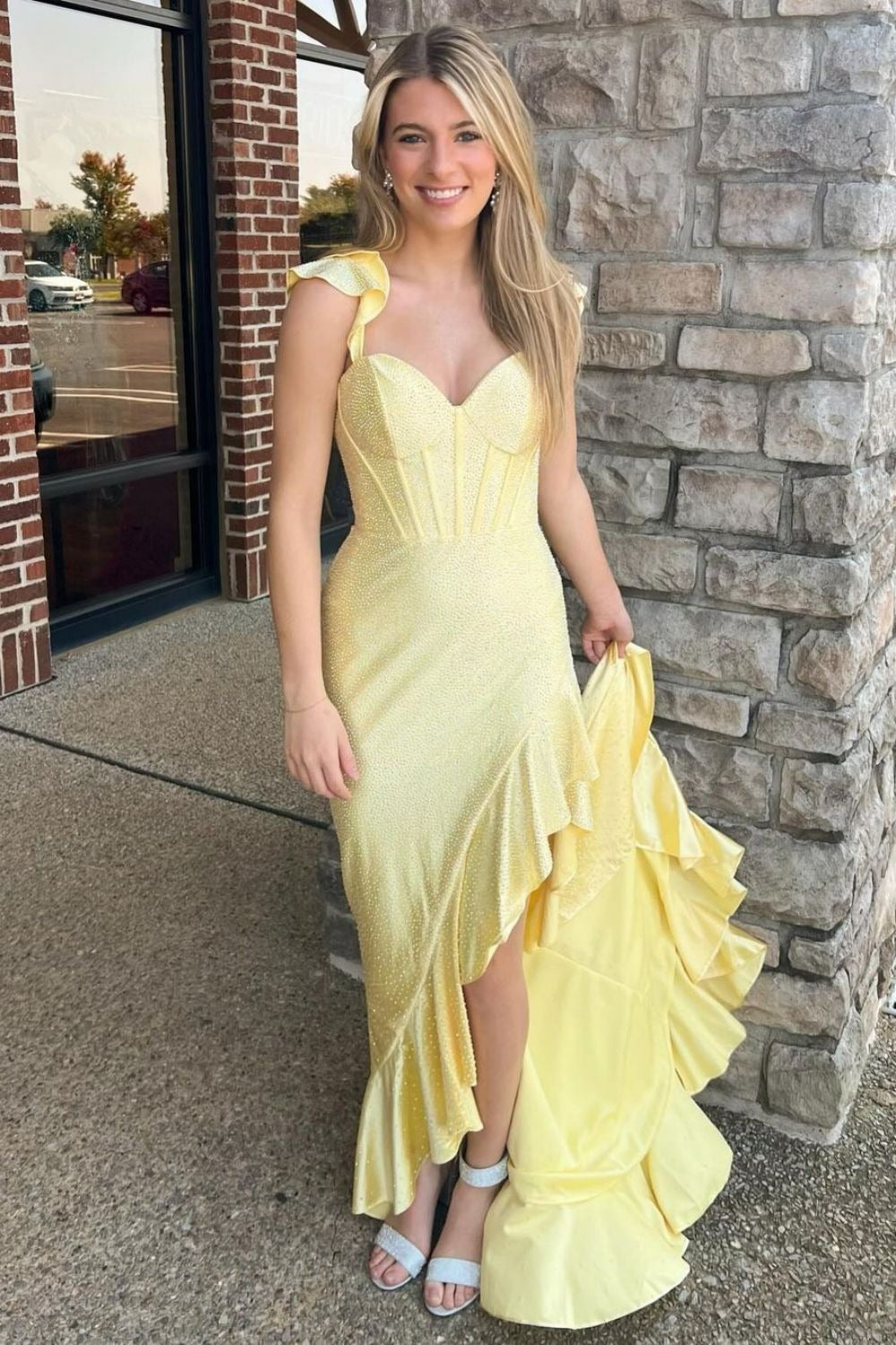 Robes de bal longues en satin avec perles et lacets sirène