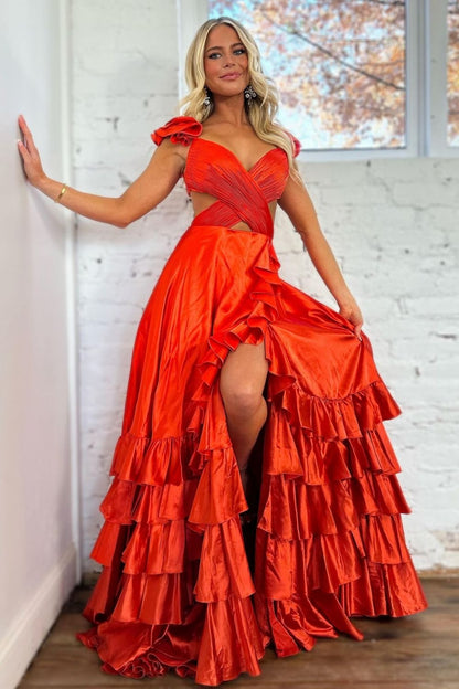 Robes de bal trapèze rouges en satin avec découpes à la taille, décolleté en V et étages.