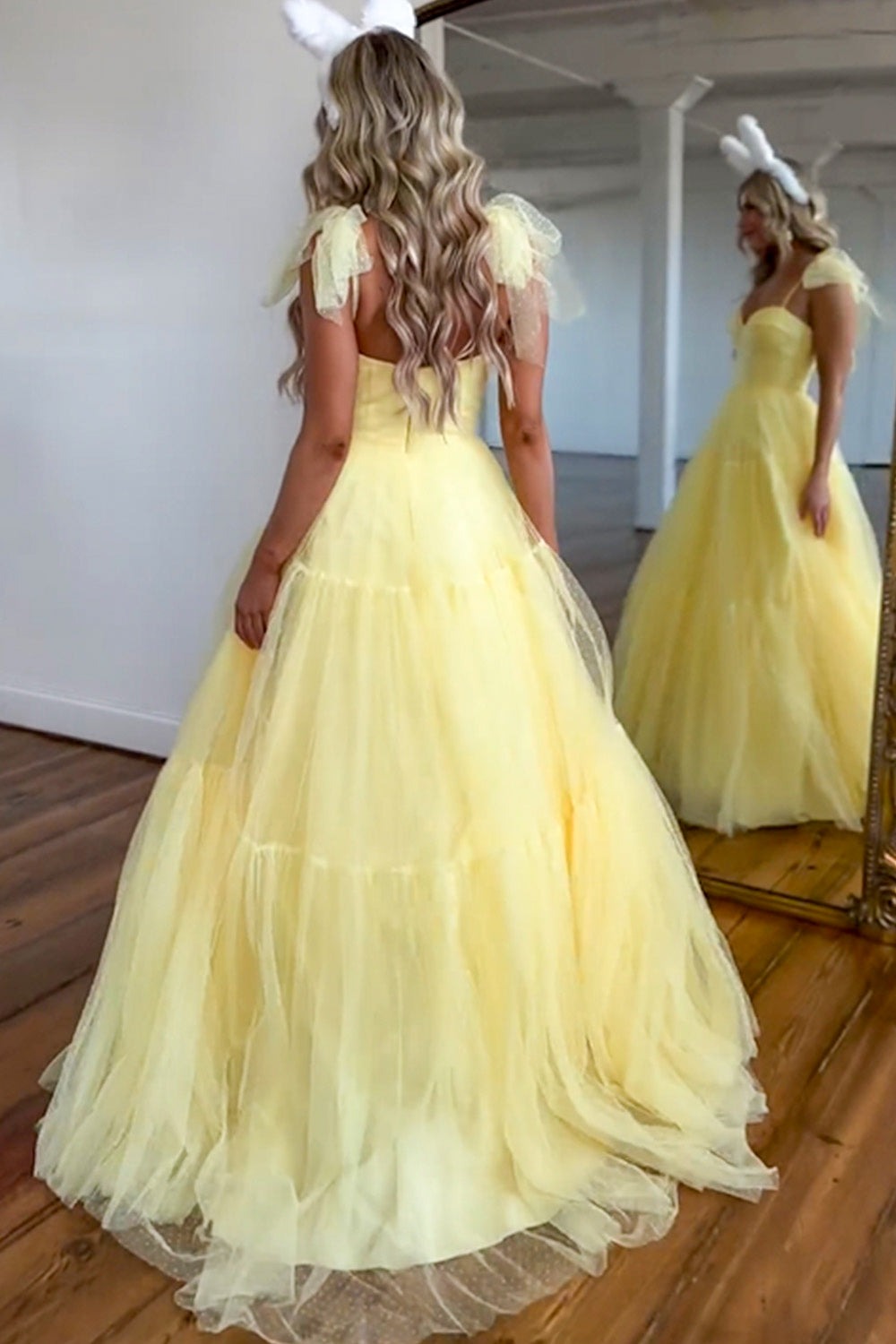 Robes de bal longues en tulle jaune coupe trapèze à fines bretelles à nouer
