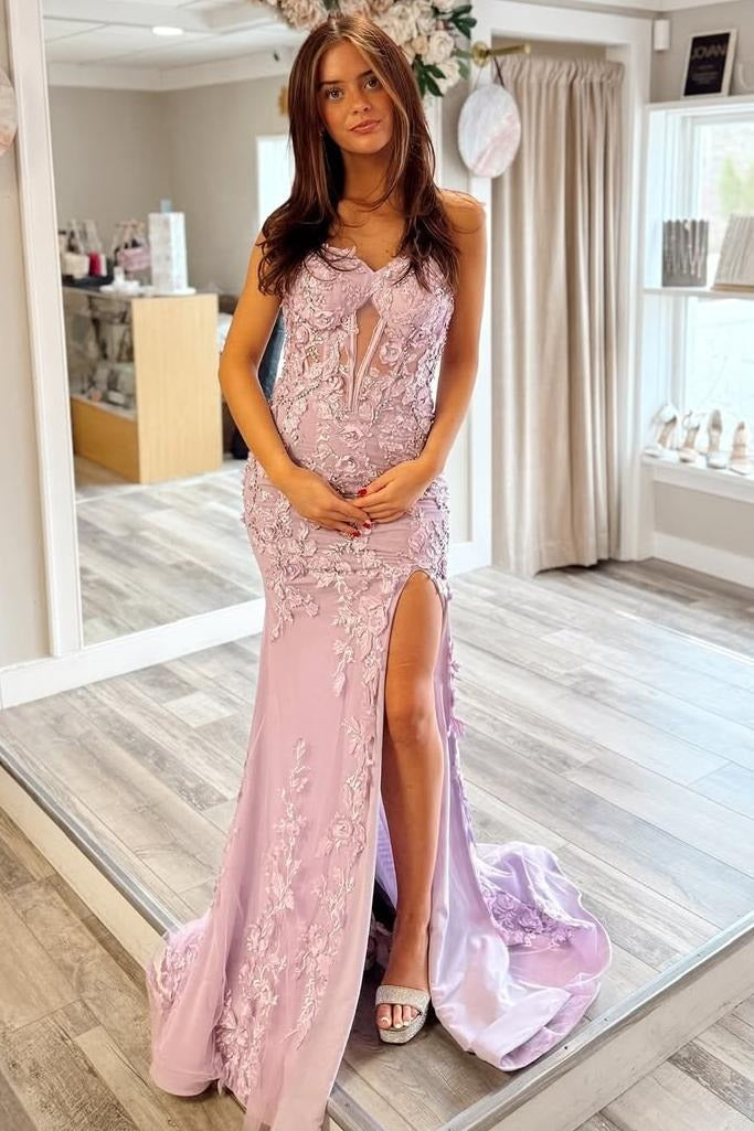 Robe de bal longue sirène bustier en dentelle lilas avec applications.