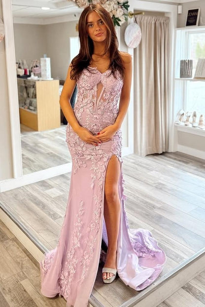 Robe de bal longue sirène bustier en dentelle lilas avec applications.