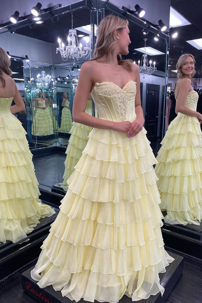 Robe de bal trapèze longue en mousseline de soie jaune jonquille avec bustier cœur et volants