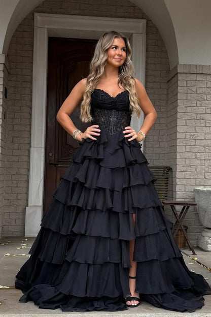 Robes de bal longues en mousseline noire avec encolure cœur et volants