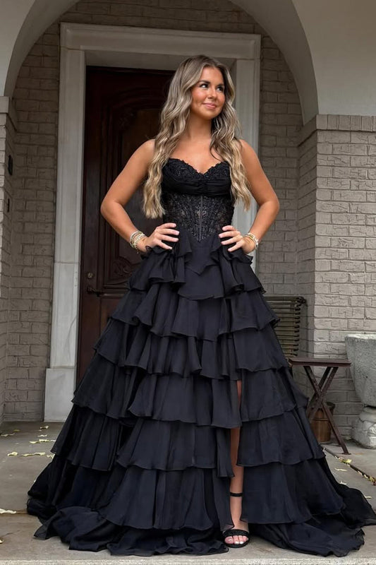 Robes de bal longues en mousseline noire avec encolure cœur et volants