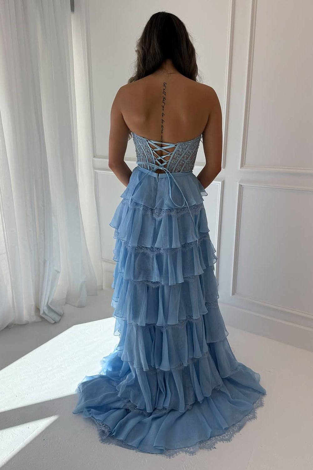 Robes de bal trapèze en mousseline de soie bleu clair à volants et en cœur