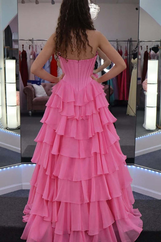 Robe de soirée longue en mousseline rose coupe trapèze sans bretelles à volants étagés