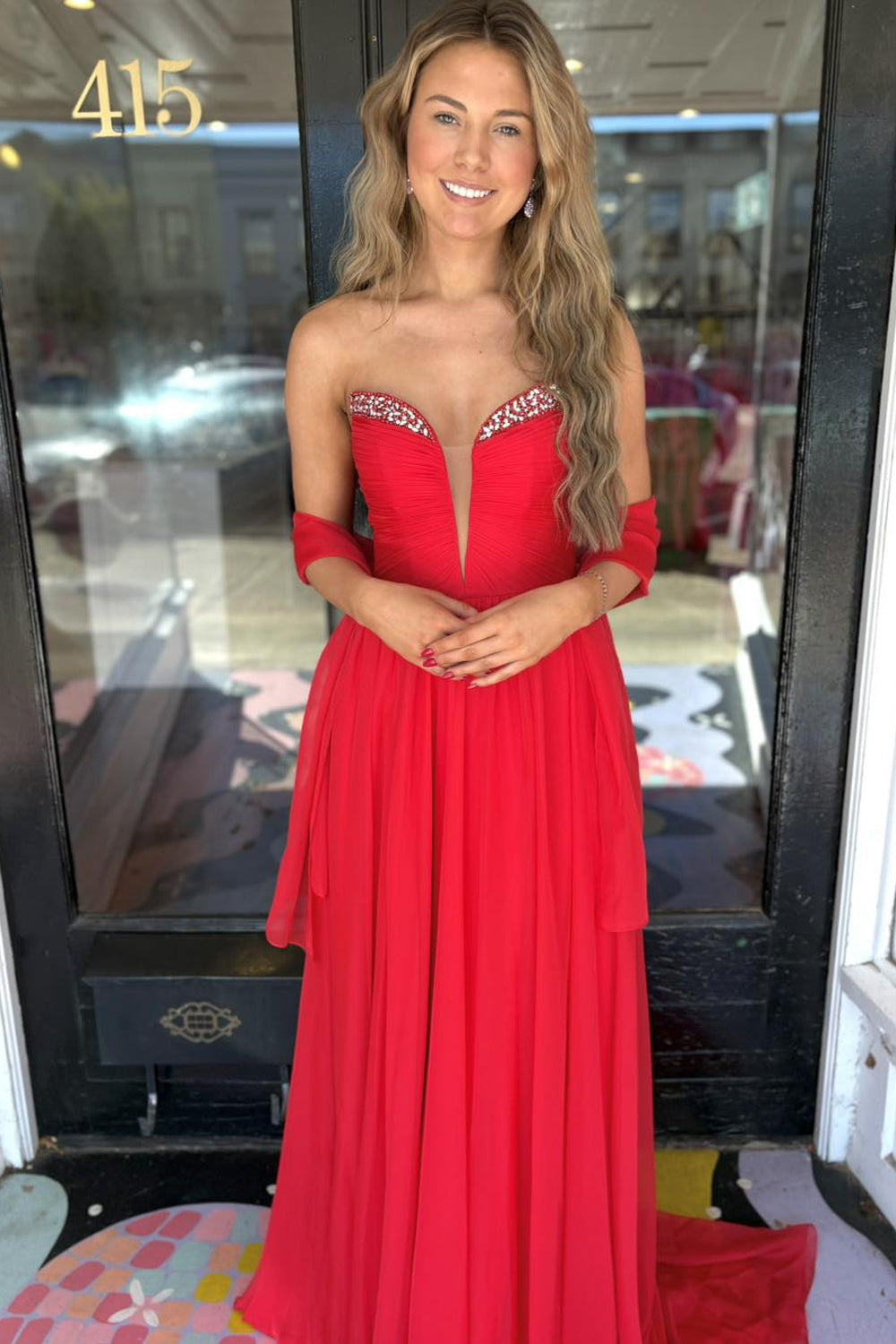 Robes de bal longues en mousseline rouge avec col en V et coupe trapèze