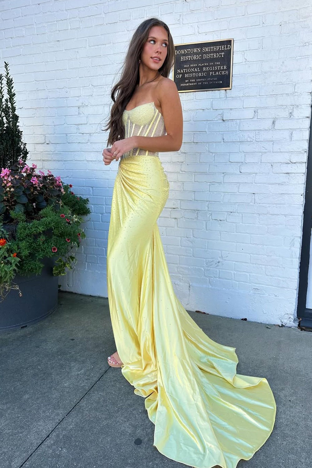 Robe de bal longue en satin jaune à corset sirène sans bretelles