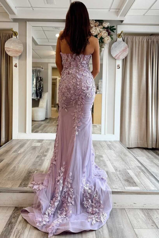 Robe de bal longue sirène bustier en dentelle lilas avec applications.