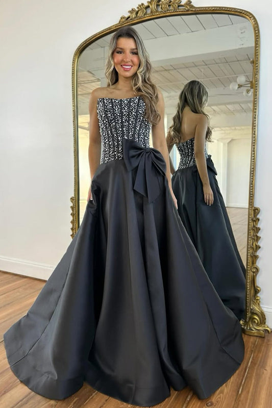 Une longue robe de bal bustier en satin noir coupe trapèze