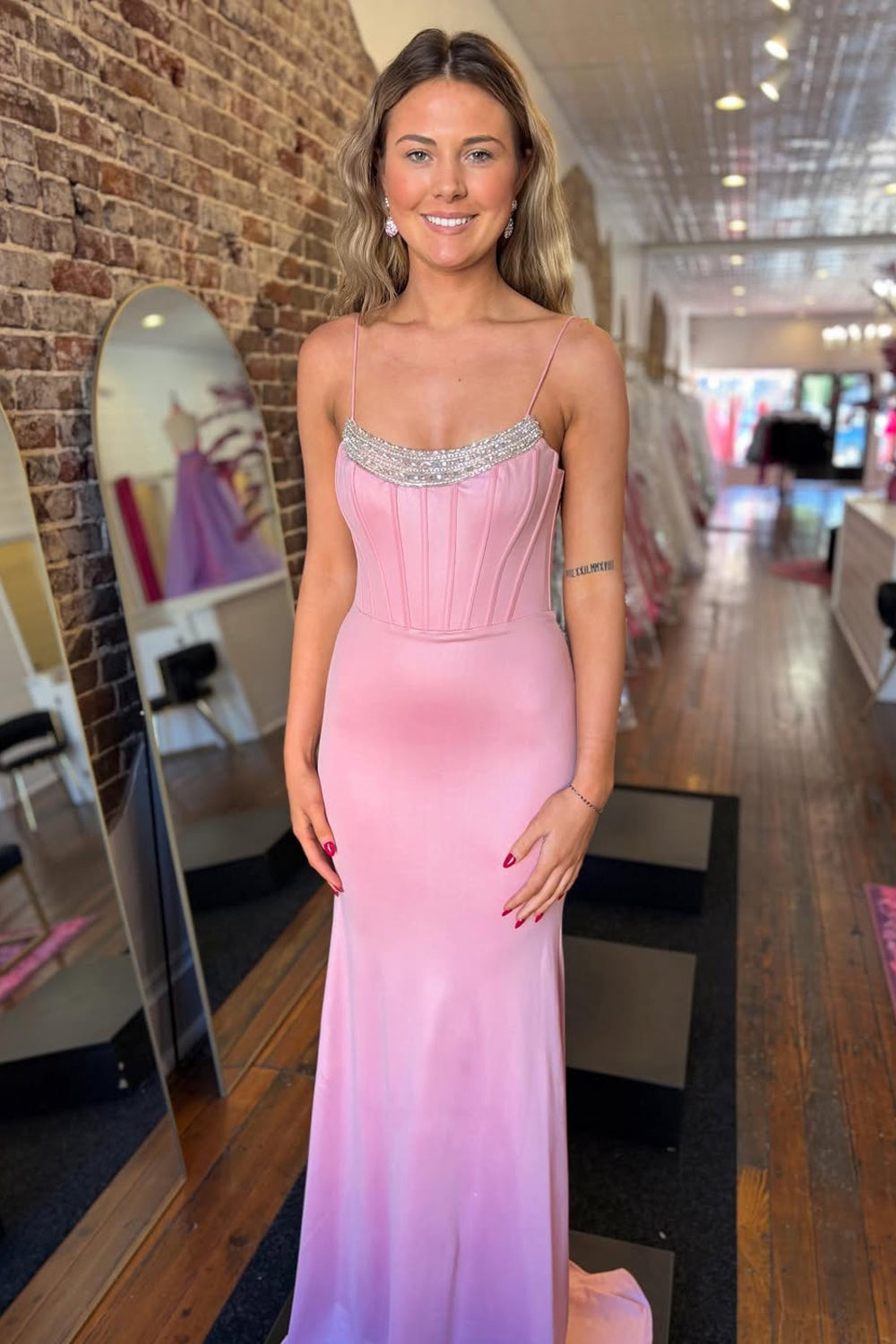 Robes de bal longues en satin rose sirène à encolure dégagée