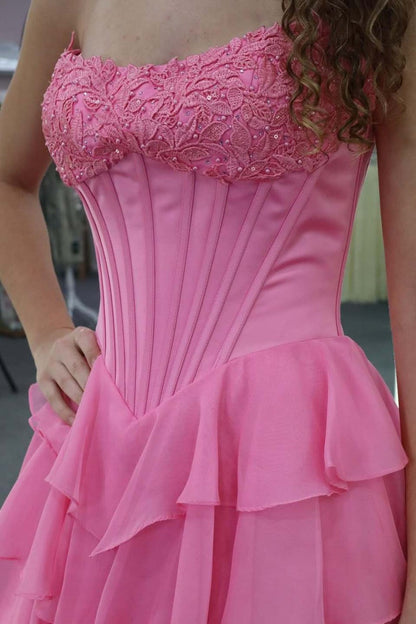 Robe de soirée longue en mousseline rose coupe trapèze sans bretelles à volants étagés