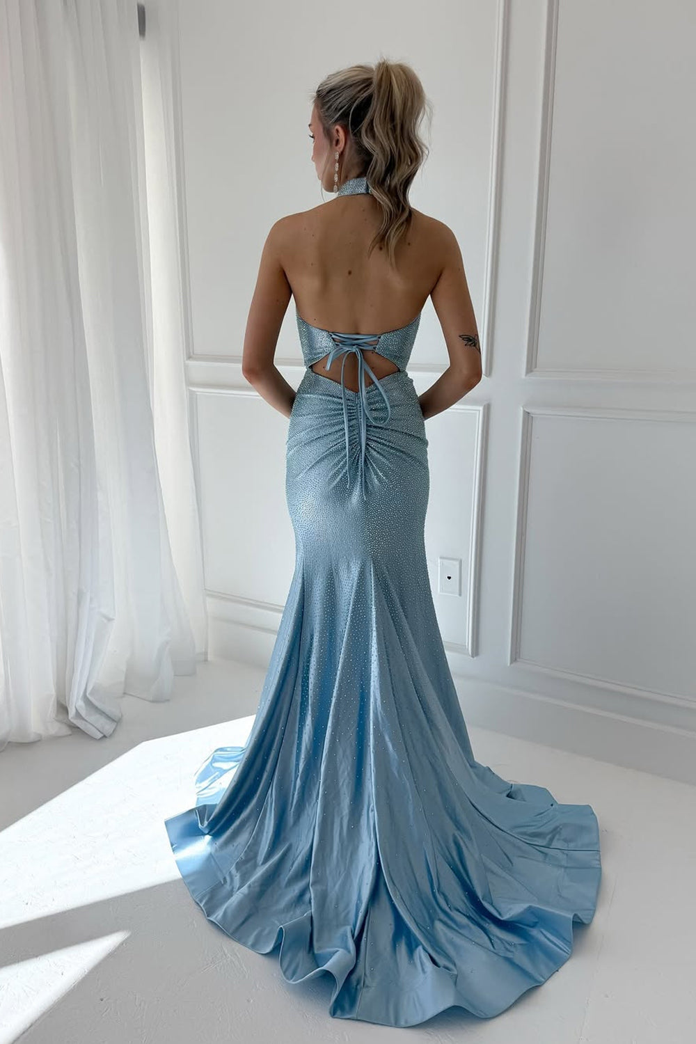 Robes de bal longues en satin bleu clair sirène à col haut