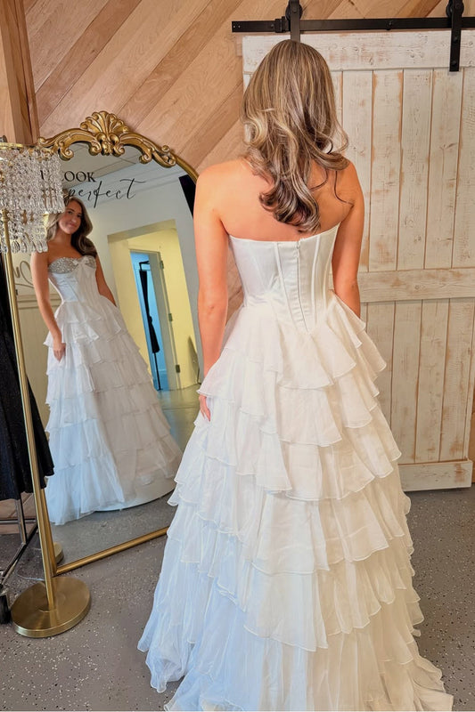 Robes de bal en mousseline de soie à plusieurs niveaux blanches coupe trapèze et bustier cœur