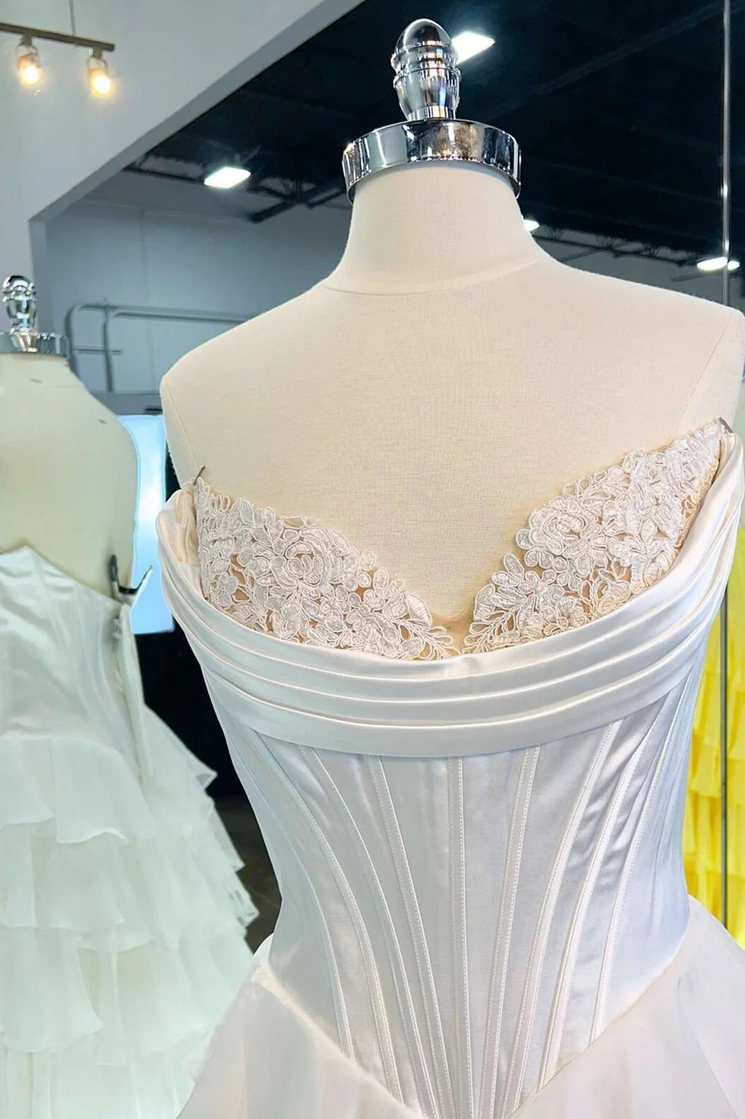 Robes de Bal Longues Évasées en Soie Jaune à Col Cœur et Niveaux